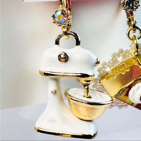 NWT Betsey Johnson Pie and Mixer Earrings - Picture 5 of 5